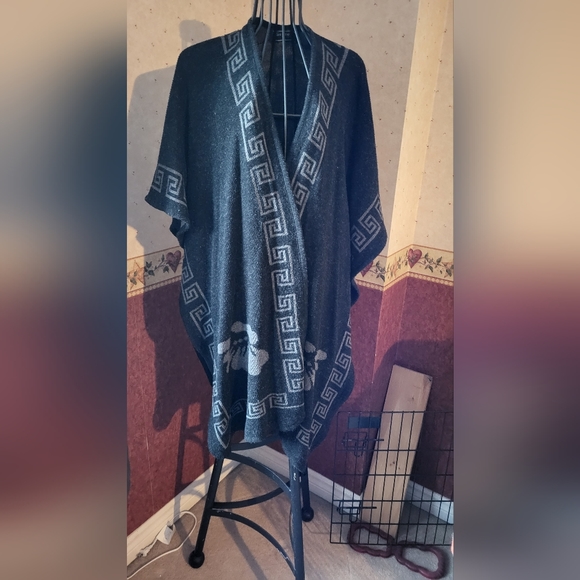 Poncho - Picture 2 of 2